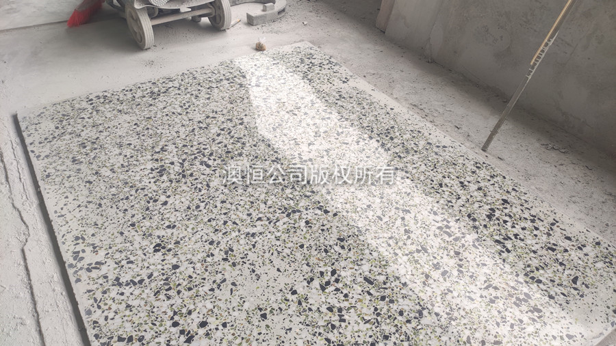 與傳統(tǒng)水磨石相比，納米水磨石能做到的無縫面積更大