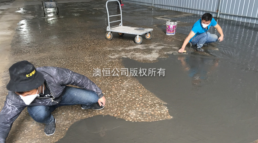 無明水后，批刮910快速修補自流平水泥