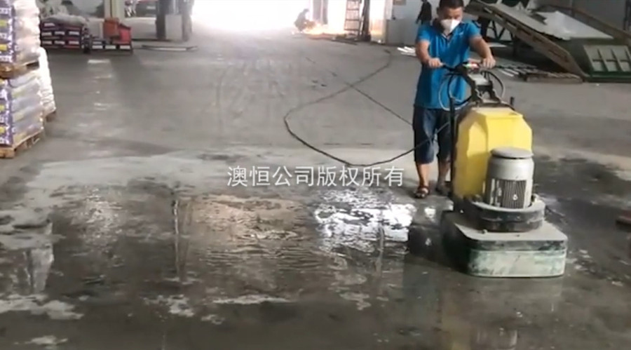 噴灑密封固化劑2-3小時后用300#-500#樹脂磨片研磨拋光即可