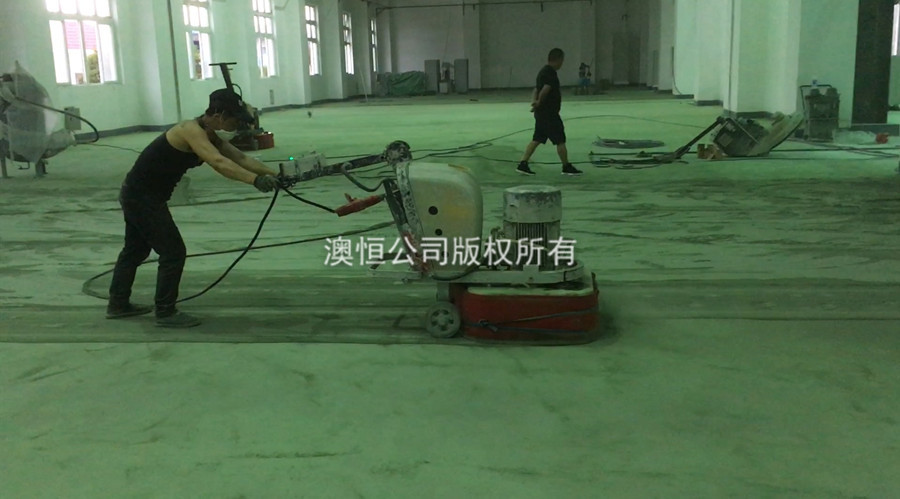 對(duì)舊環(huán)氧地面進(jìn)行研磨處理