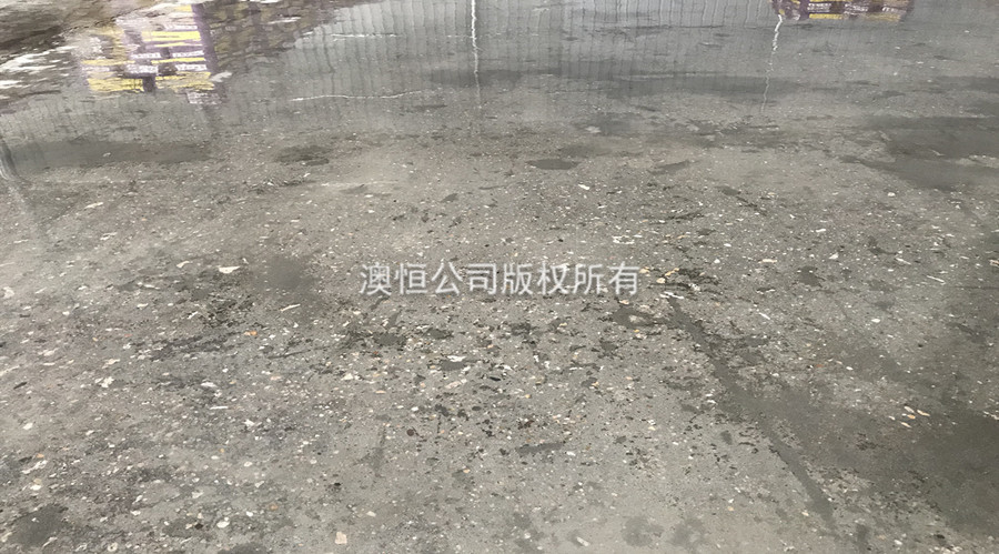 用AP-910 快速修補自流平水泥和密封固化劑翻新后的地面 用AP-910 快速修補自流平水泥和密封固化劑翻新后的地面