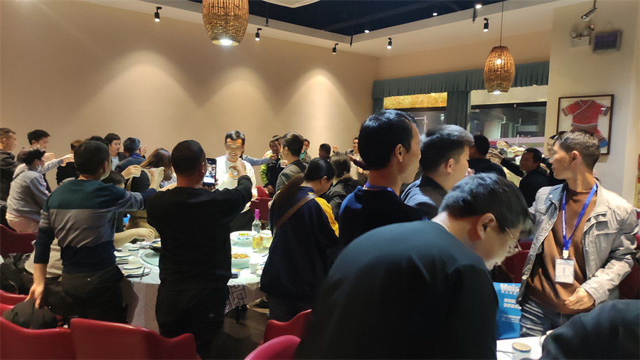 學(xué)員聚餐，相互討論交流