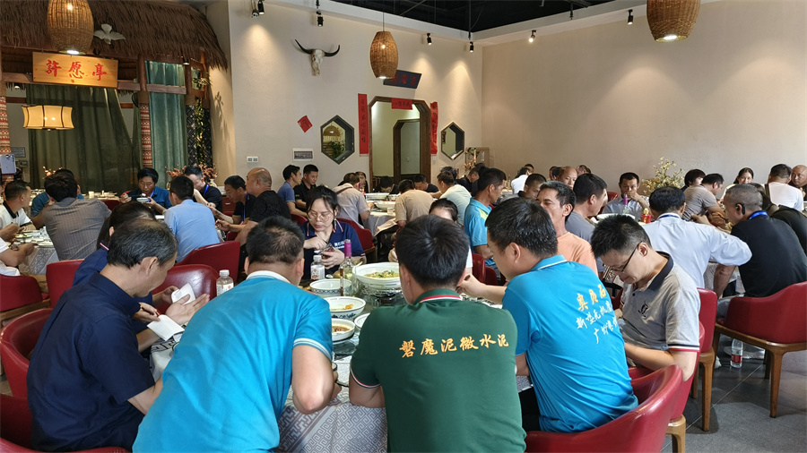 學員聚餐，相互討論交流