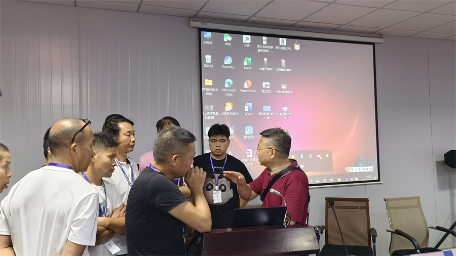 學(xué)員與老師交流互動(dòng) 學(xué)員與老師交流互動(dòng)