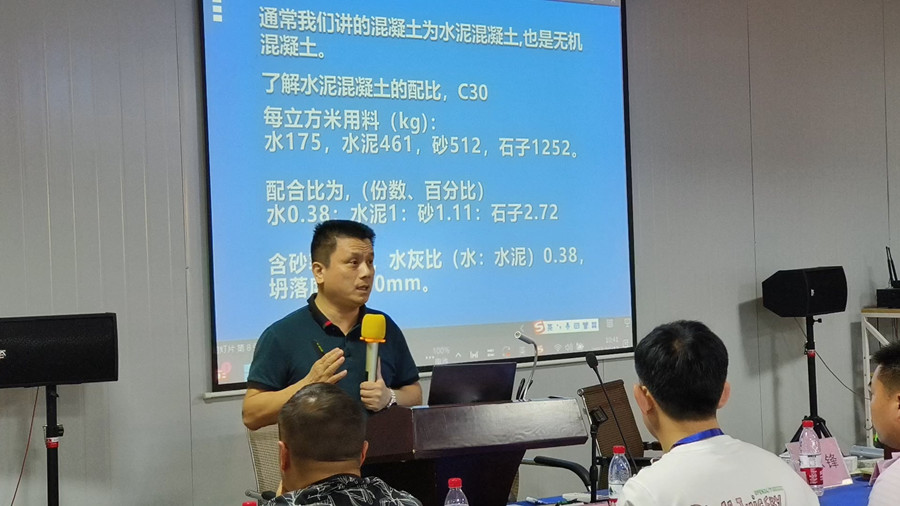 美石龔總為大家講解理論知識 美石龔總為大家講解理論知識