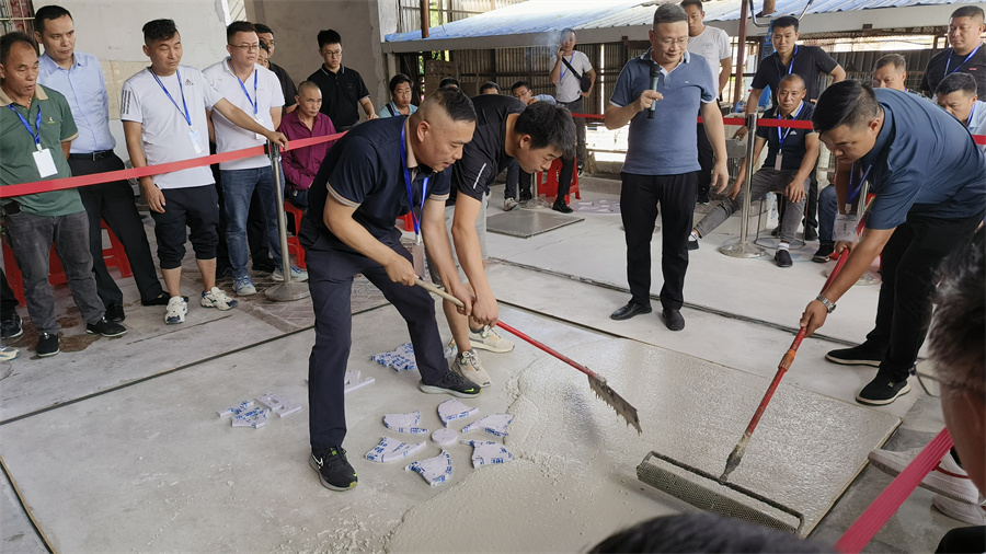 無機(jī)磨石攤鋪現(xiàn)場 無機(jī)磨石攤鋪現(xiàn)場