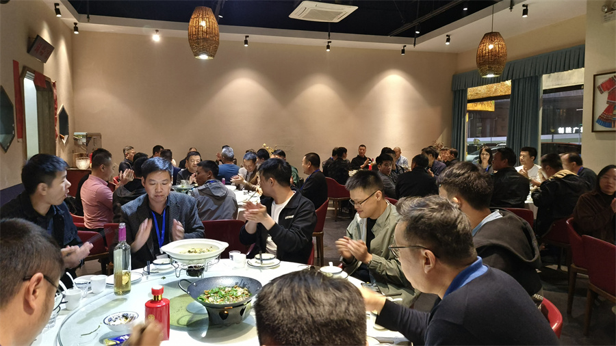 學(xué)員聚餐，相互討論交流