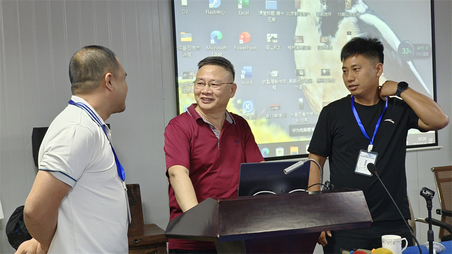 老師、學(xué)員相互交流