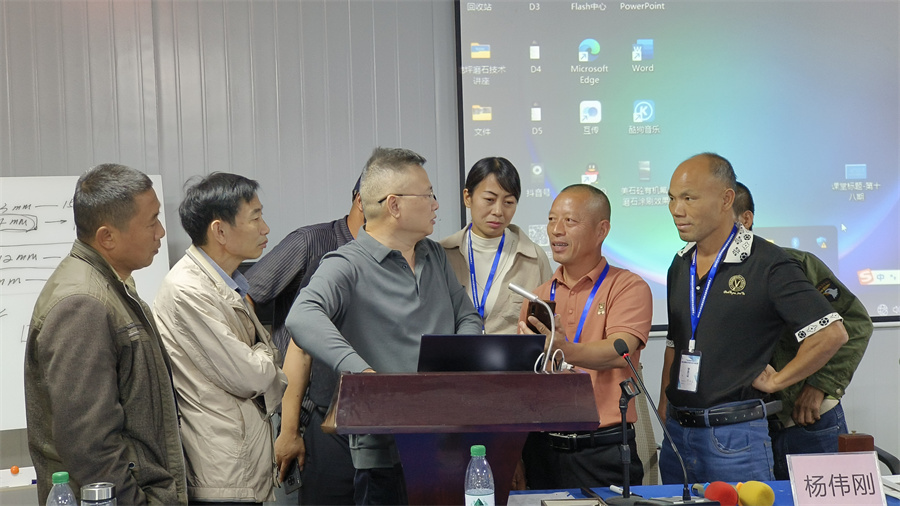 老師、學員相互交流